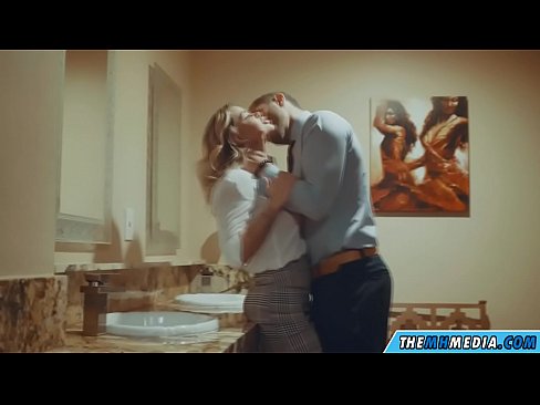 ❤️ Ko vas prsata blondinka zapelje na javnem stranišču Kvalitetni pornič pri nas ❌